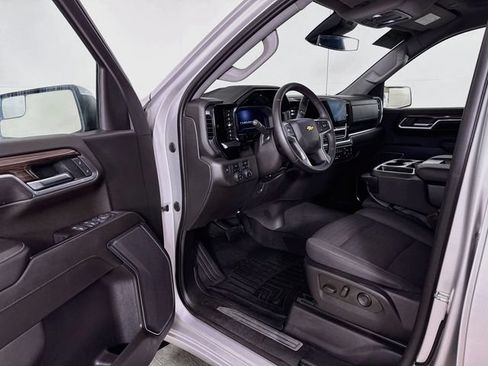 Used 2022 Chevrolet Silverado 1500 LT AWD/4WD image 3