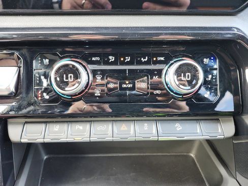 Used 2025 GMC Sierra 2500 AT4 w/ AT4 Premium Plus Package image 22