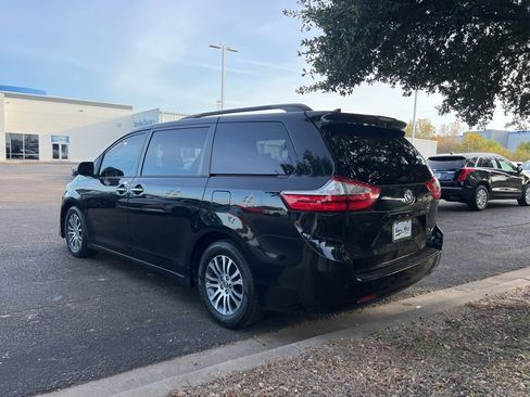 Used 2018 Toyota Sienna XLE image 5