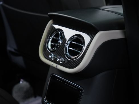Used 2022 Bentley Bentayga AWD/4WD image 40