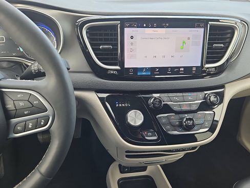 Used 2024 Chrysler Pacifica Touring-L image 9