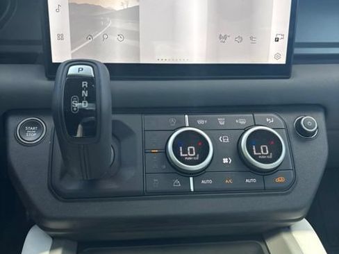 Used 2025 Land Rover Defender 110 V8 AWD/4WD image 11