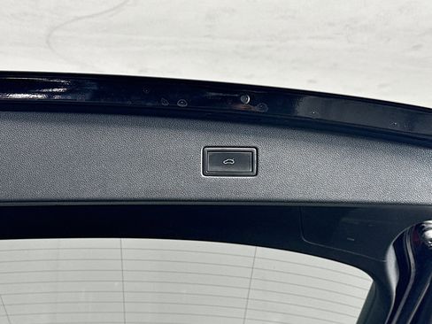 Used 2024 Volkswagen Tiguan SE image 31