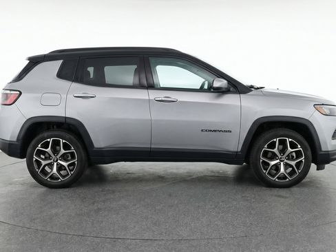 Used 2025 Jeep Compass Limited image 11