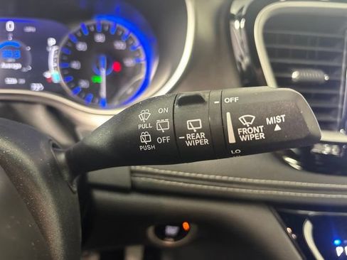 Used 2025 Chrysler Pacifica Select FWD image 9