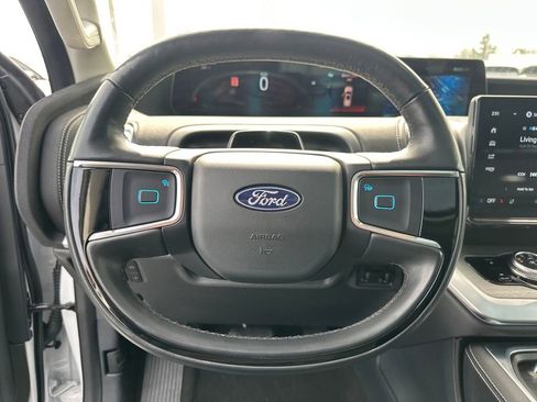 Used 2025 Ford Expedition Platinum image 19