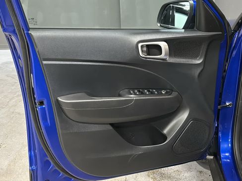 Used 2023 Hyundai Venue SE FWD image 9