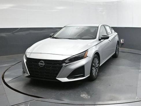Used 2024 Nissan Altima 2.5 SV FWD image 22