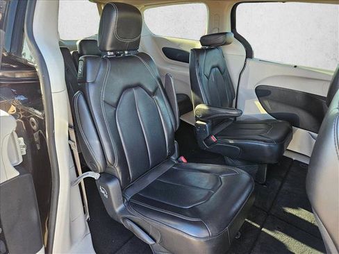 Used 2023 Chrysler Pacifica Touring-L image 18