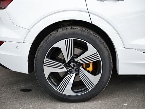 Used 2022 Audi e-tron Premium Plus image 6