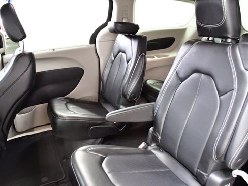 Used 2023 Chrysler Pacifica Touring-L FWD image 12