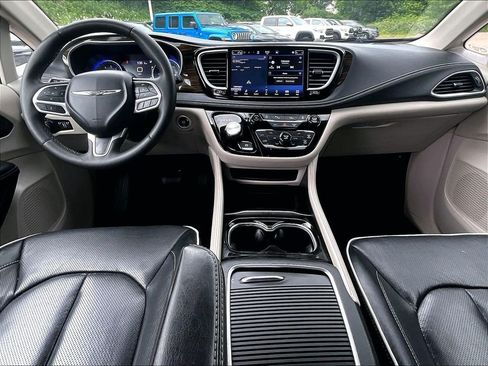 Used 2023 Chrysler Pacifica Limited FWD image 22
