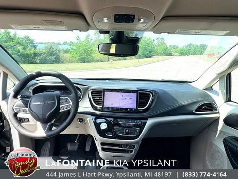 Used 2022 Chrysler Pacifica Touring-L w/ Uconnect Theater Family Group FWD image 14