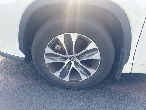 Used 2020 Toyota Highlander XLE AWD/4WD image 9