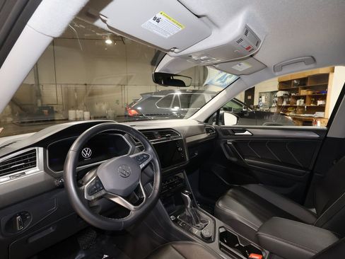 Used 2024 Volkswagen Tiguan SE image 9