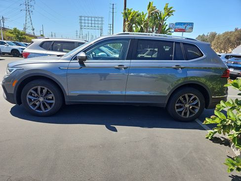 Used 2023 Volkswagen Tiguan SE w/ Panoramic Sunroof Package FWD image 4