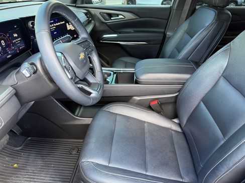 Used 2025 Chevrolet Traverse LT w/ Driver Confidence Package image 15