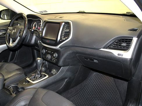 Certified 2018 Jeep Cherokee Latitude Plus w/ Cold Weather Group AWD/4WD image 30