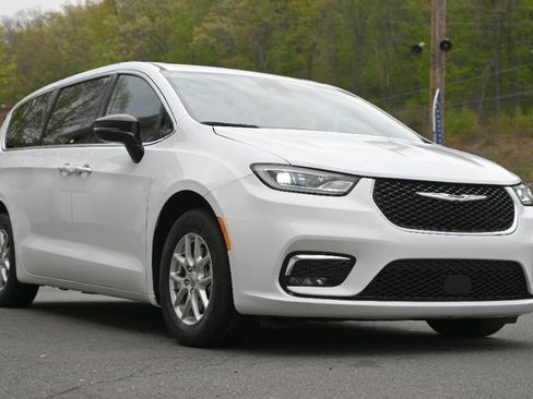 Used 2024 Chrysler Pacifica Touring-L FWD image 7