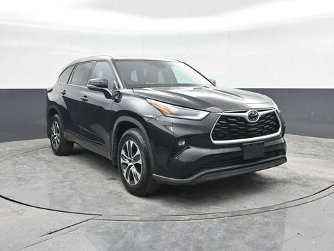 Used 2021 Toyota Highlander XLE AWD/4WD image 7