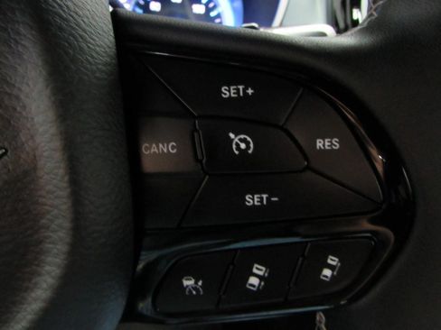 Used 2025 Chrysler Pacifica Limited FWD image 17