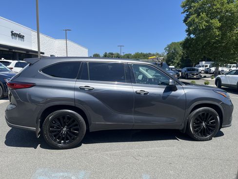 Used 2020 Toyota Highlander LE AWD/4WD image 6