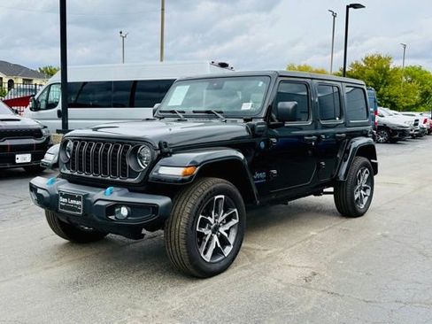 Used 2024 Jeep Wrangler Unlimited w/ Convenience Group image 2