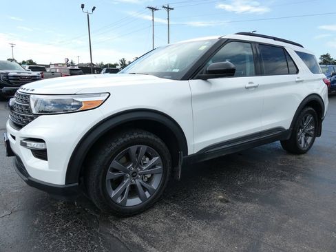 Used 2022 Ford Explorer XLT w/ Equipment Group 202A AWD/4WD image 9