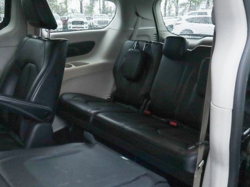 Used 2023 Chrysler Pacifica Touring-L image 39