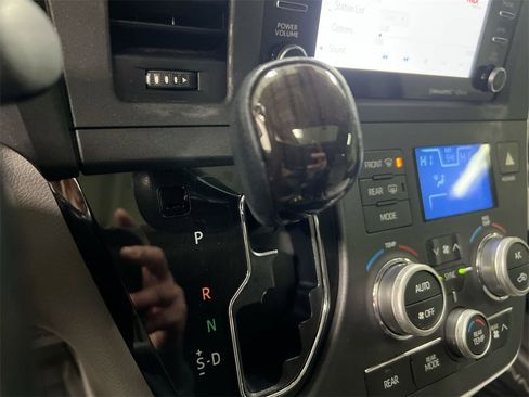 Used 2018 Toyota Sienna XLE w/ XLE Navigation Package image 17