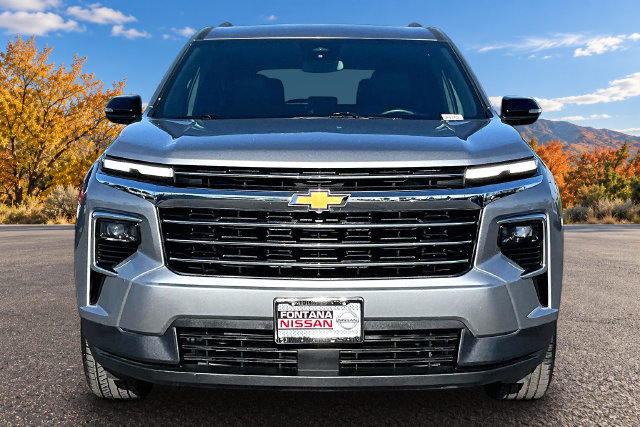 Used 2025 Chevrolet Traverse LT FWD image 2
