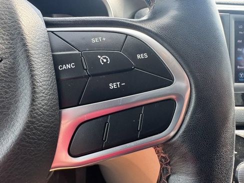 Used 2020 Chrysler Pacifica Touring-L FWD image 19