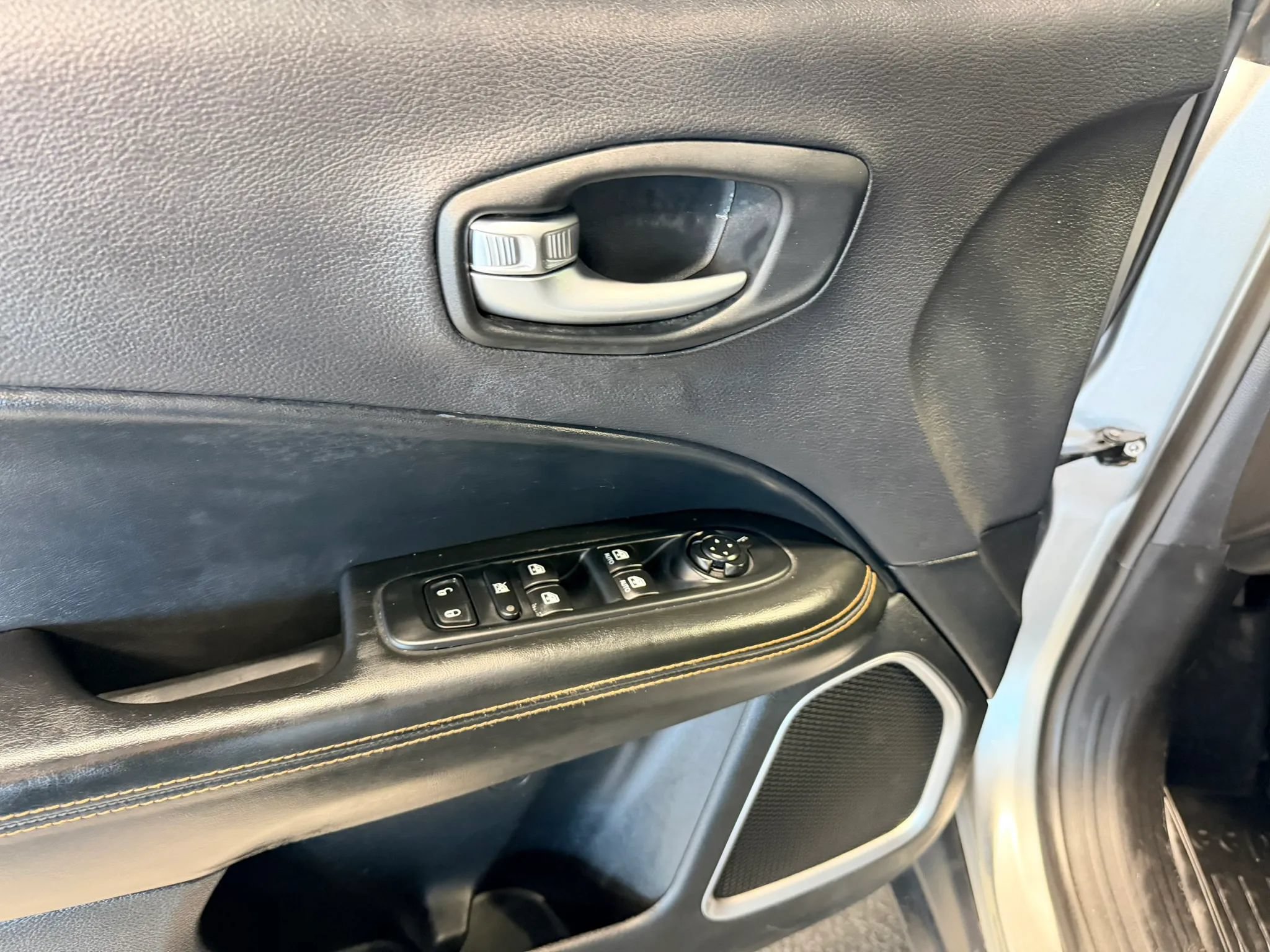 Used 2017 Jeep Compass Limited AWD/4WD image 8