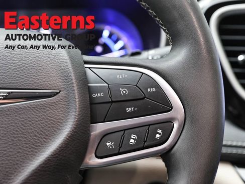 Used 2023 Chrysler Pacifica Touring-L FWD image 16