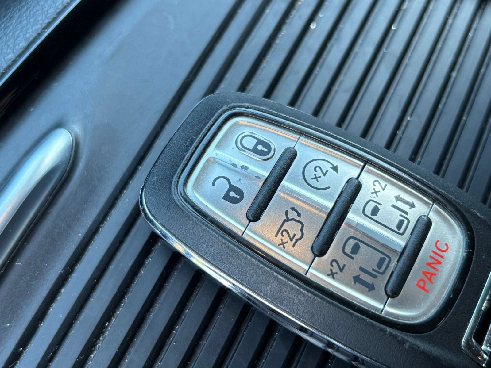 Used 2025 Chrysler Pacifica Limited FWD image 21
