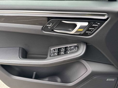 Used 2025 Porsche Macan image 12