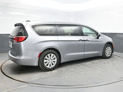Used 2020 Chrysler Voyager L FWD image 7