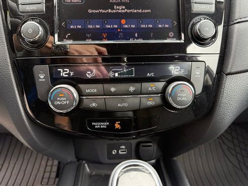 Used 2020 Nissan Rogue SV FWD image 15