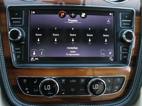 Used 2019 Bentley Bentayga AWD/4WD image 32