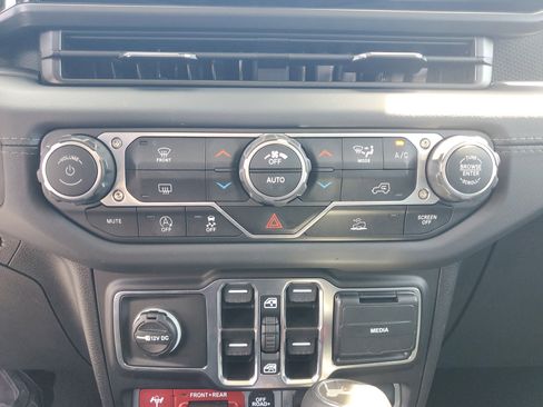 Used 2025 Jeep Wrangler Unlimited Rubicon AWD/4WD image 29