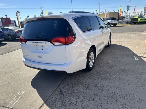 Used 2018 Chrysler Pacifica Touring-L image 5