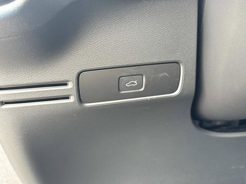 Certified 2025 Volvo XC40 B5 Plus image 29