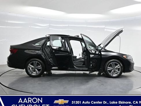 Used 2024 Volkswagen Jetta SE FWD image 3