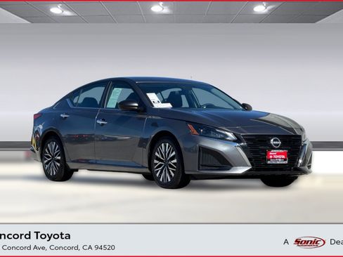 Used 2024 Nissan Altima 2.5 SV image 1
