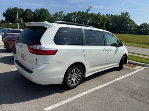 Used 2019 Toyota Sienna XLE Premium FWD image 3