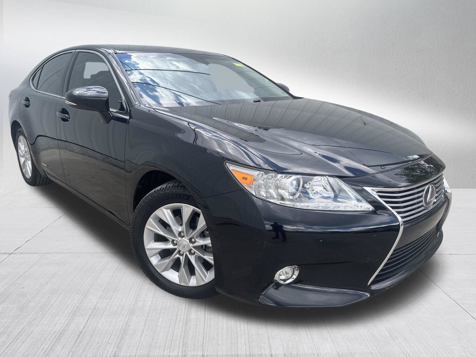 Used 2015 Lexus ES 300h w/ Navigation System Package FWD image 3