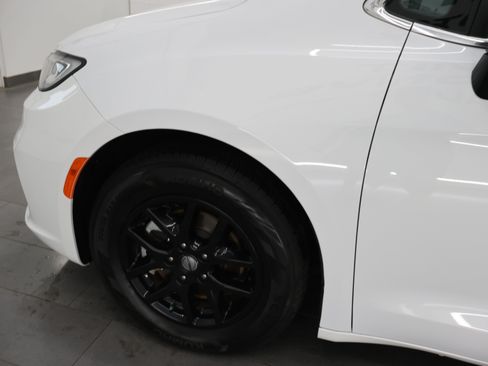 Used 2024 Chrysler Pacifica Touring-L FWD image 33