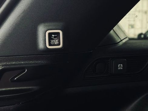 Used 2025 Jeep Grand Cherokee Altitude image 11