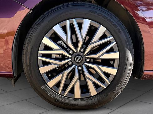 Used 2024 Nissan Altima 2.5 SV image 11