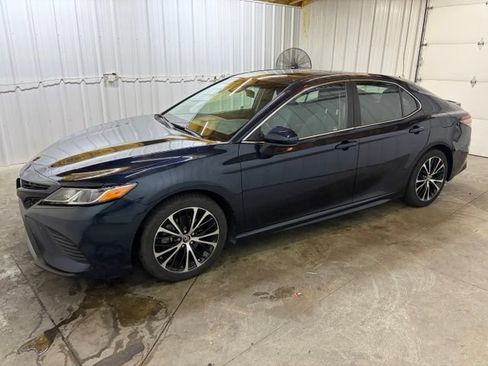 Used 2018 Toyota Camry SE w/ Moonroof Package FWD image 4